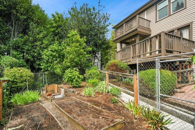910 11th Avenue E, Seattle, WA 98102