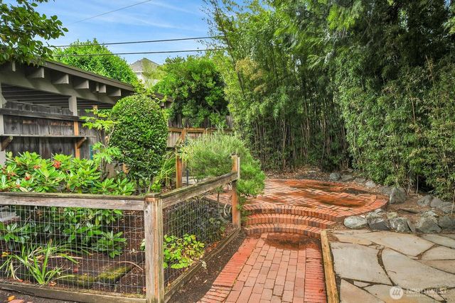 910 11th Avenue E, Seattle, WA 98102