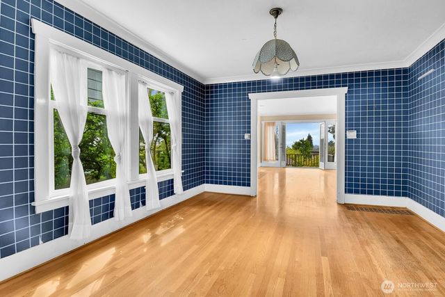 910 11th Avenue E, Seattle, WA 98102