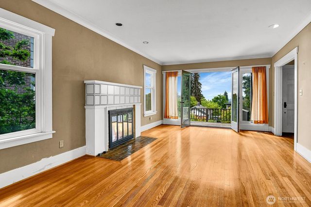 910 11th Avenue E, Seattle, WA 98102