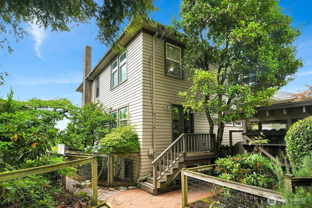 910 11th Avenue E, Seattle, WA 98102