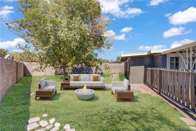 153 Sir Thomas Drive, Las Vegas, NV 89110