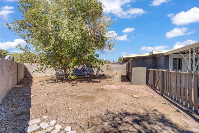 153 Sir Thomas Drive, Las Vegas, NV 89110