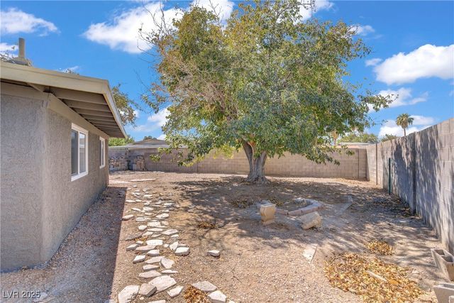 153 Sir Thomas Drive, Las Vegas, NV 89110