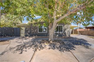 153 Sir Thomas Drive, Las Vegas, NV 89110