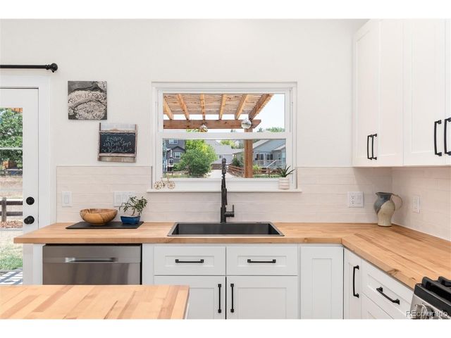 9672 Silverberry Cir, Littleton, CO 80129