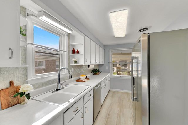 2751 N 88th STREET, Milwaukee, WI 53222