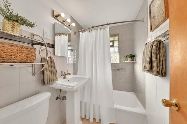 2751 N 88th STREET, Milwaukee, WI 53222