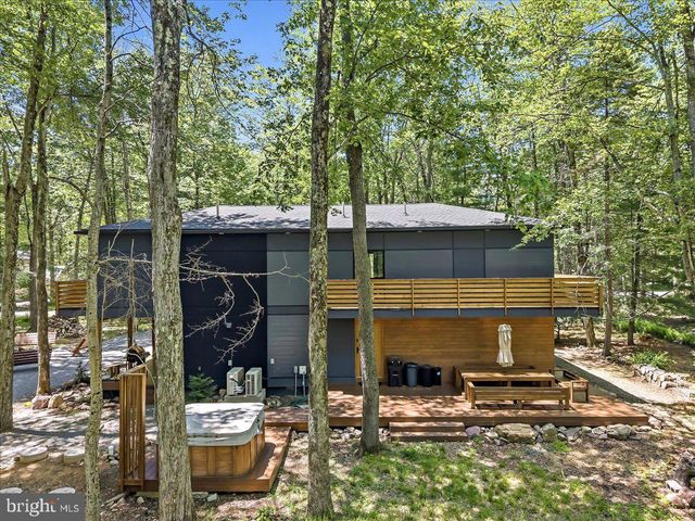 1142 OAKLAND PL, Pocono Pines, PA 18350
