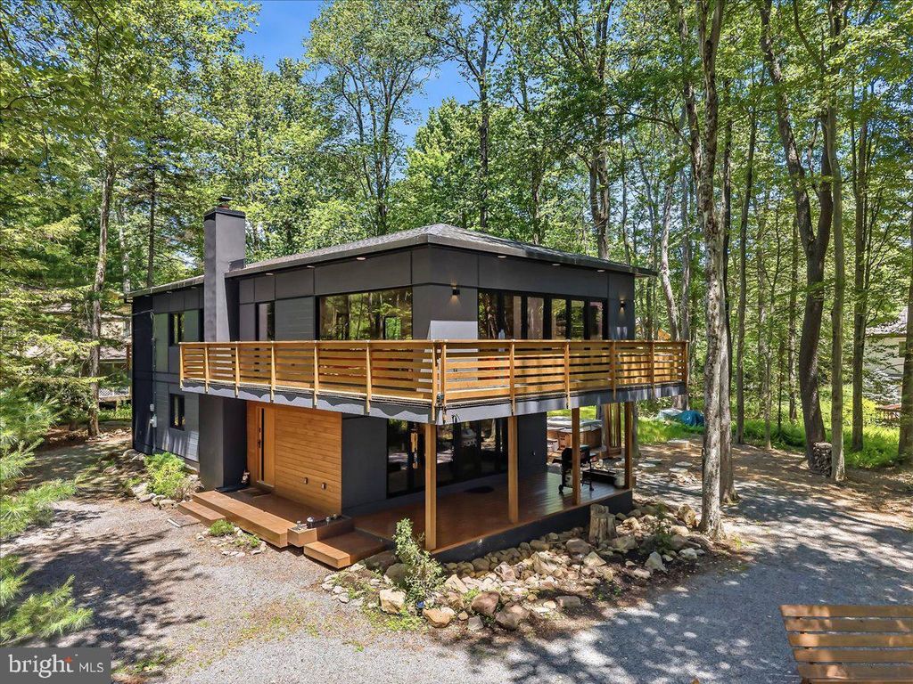 1142 OAKLAND PL, Pocono Pines, PA 18350