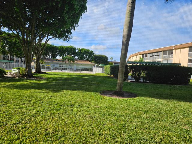 300 VILLAGE GREEN Circle S 114, Palm Springs, FL 33461