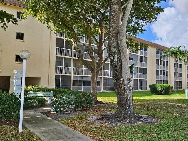300 VILLAGE GREEN Circle S 114, Palm Springs, FL 33461