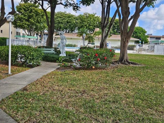300 VILLAGE GREEN Circle S 114, Palm Springs, FL 33461