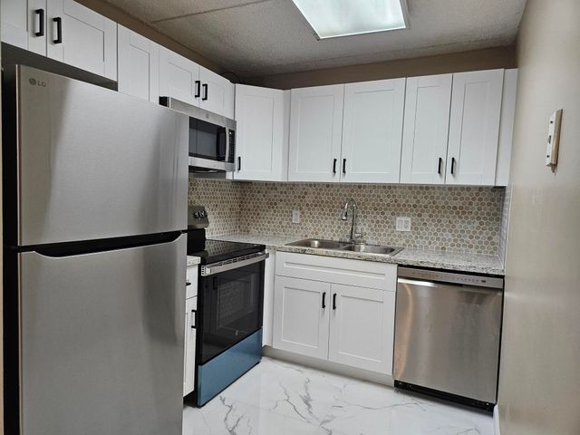 300 VILLAGE GREEN Circle S 114, Palm Springs, FL 33461