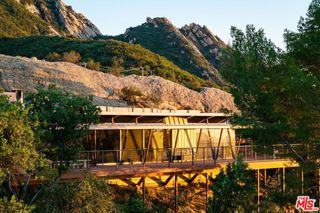 965 Stunt Road, Calabasas, CA 91302