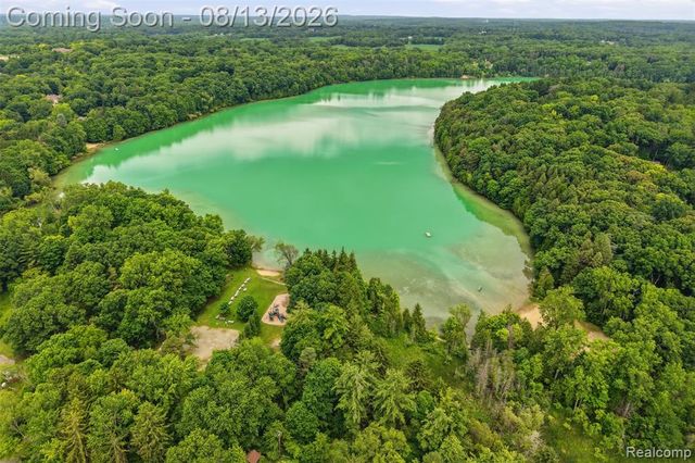 2742 Parkway Place, Hartland, MI 48353