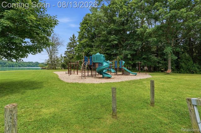 2742 Parkway Place, Hartland, MI 48353