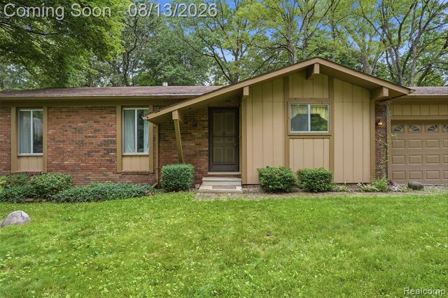 2742 Parkway Place, Hartland, MI 48353