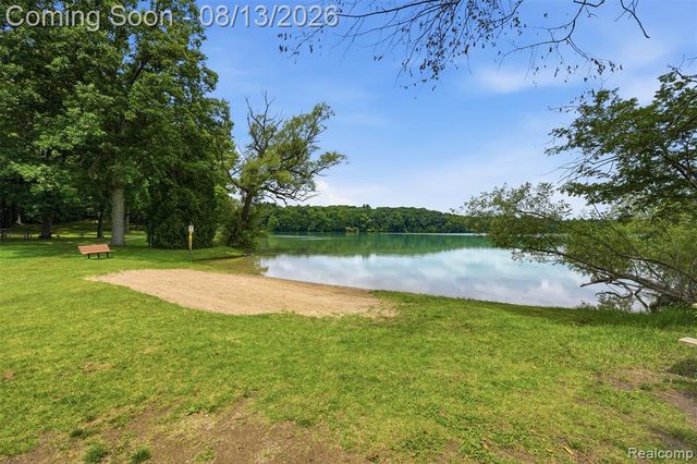 2742 Parkway Place, Hartland, MI 48353