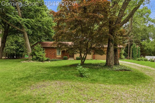 2742 Parkway Place, Hartland, MI 48353