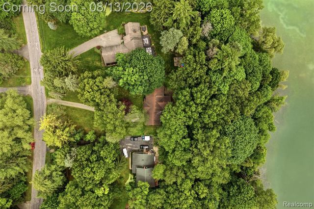 2742 Parkway Place, Hartland, MI 48353