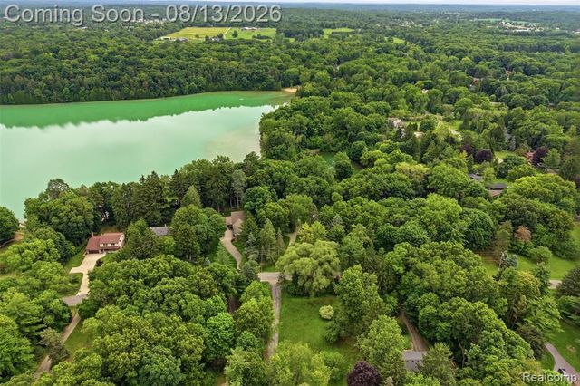 2742 Parkway Place, Hartland, MI 48353