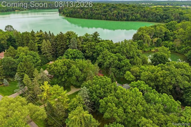 2742 Parkway Place, Hartland, MI 48353