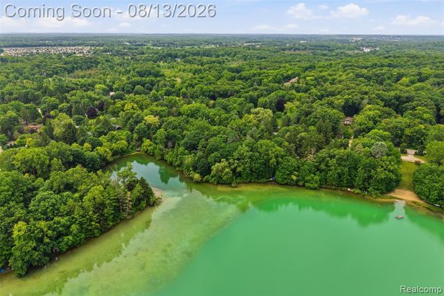 2742 Parkway Place, Hartland, MI 48353