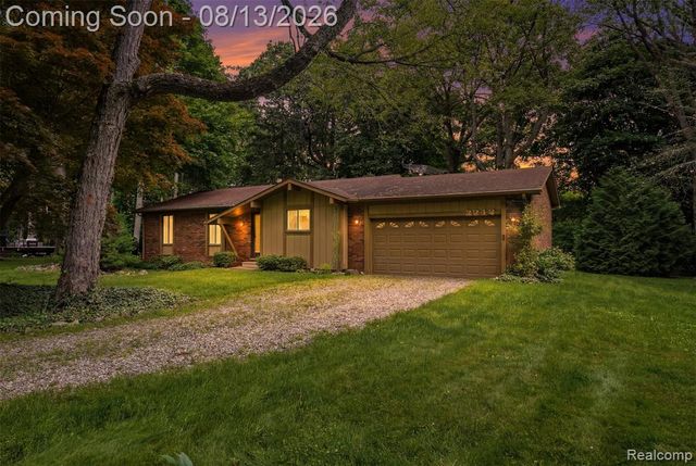 2742 Parkway Place, Hartland, MI 48353