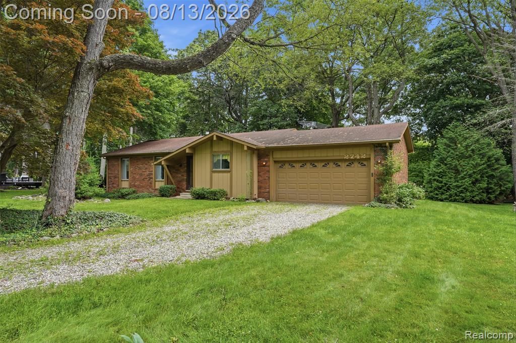 2742 Parkway Place, Hartland, MI 48353
