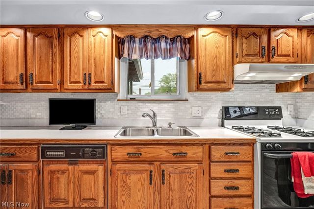 15425 Richard Drive, Brook Park, OH 44142