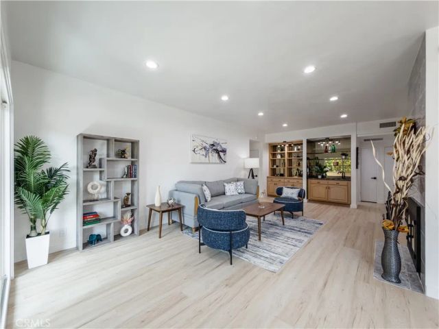 1944 Glendon 209, Los Angeles, CA 90025