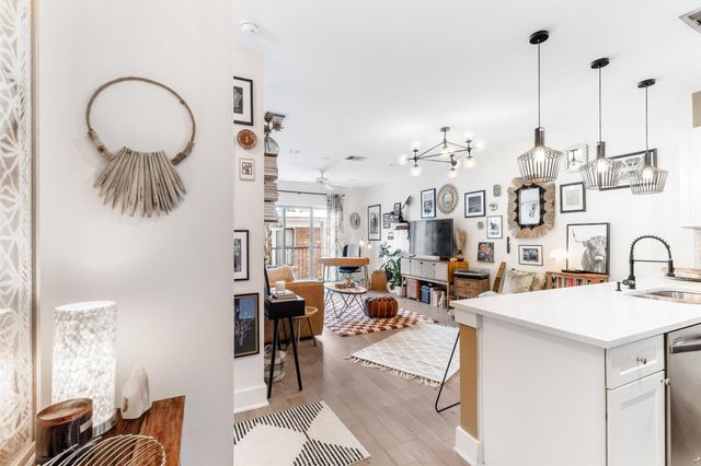 908 Nueces ST 24, Austin, TX 78701