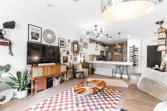 908 Nueces ST 24, Austin, TX 78701