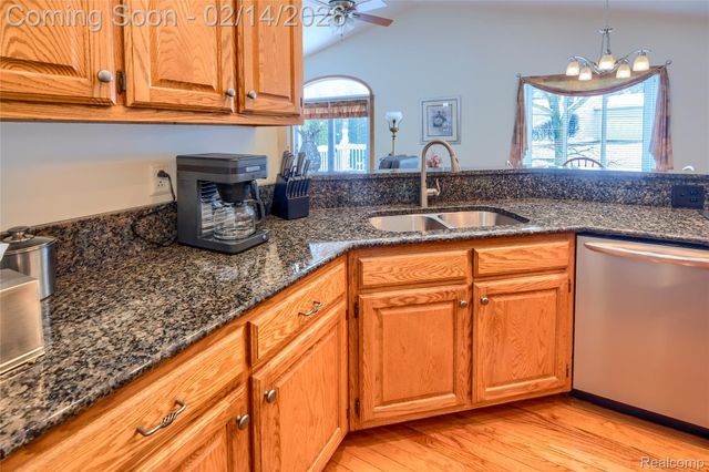 11641 Hawthorne Glen Drive, Grand Blanc, MI 48439