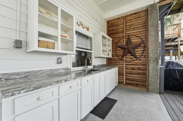 918 Short Reach Drive, Tiki Island, TX 77554