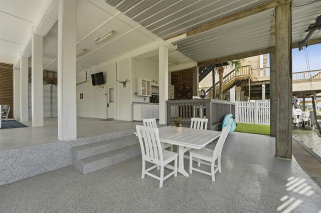 918 Short Reach Drive, Tiki Island, TX 77554