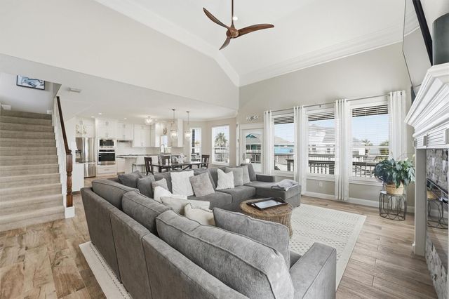 918 Short Reach Drive, Tiki Island, TX 77554