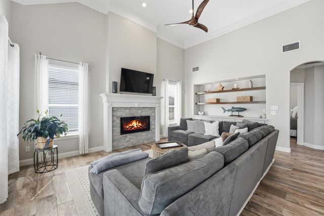 918 Short Reach Drive, Tiki Island, TX 77554