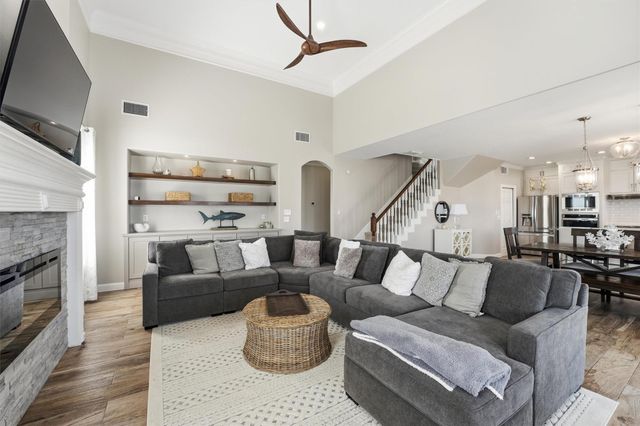 918 Short Reach Drive, Tiki Island, TX 77554
