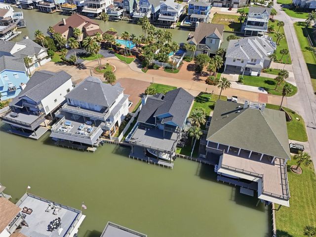 918 Short Reach Drive, Tiki Island, TX 77554