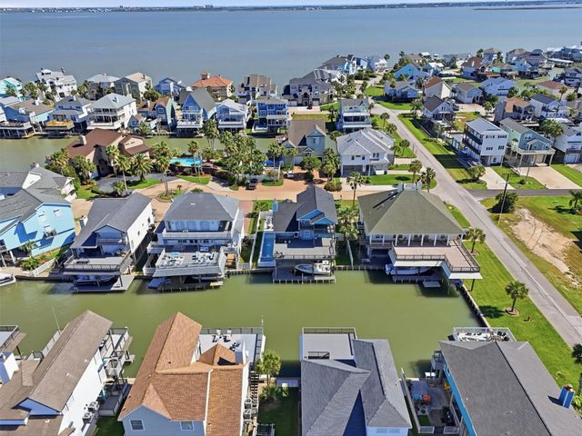 918 Short Reach Drive, Tiki Island, TX 77554