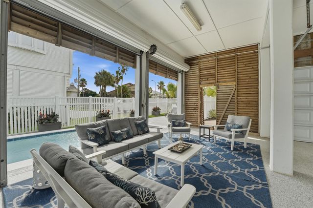 918 Short Reach Drive, Tiki Island, TX 77554