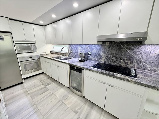 6410 ISLA VERDE AVENUE 8C, Carolina, PR 00979
