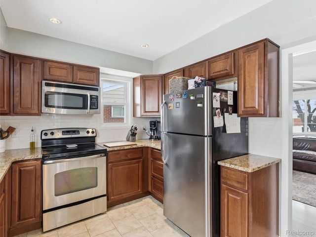 31907 Courtland Street, St. Clair Shores, MI 48082