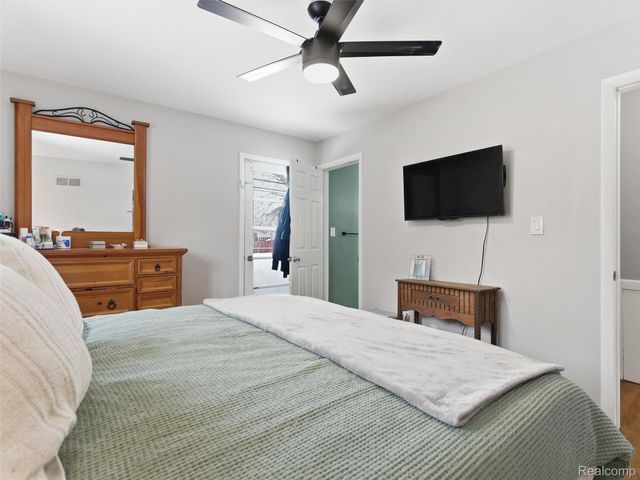 31907 Courtland Street, St. Clair Shores, MI 48082