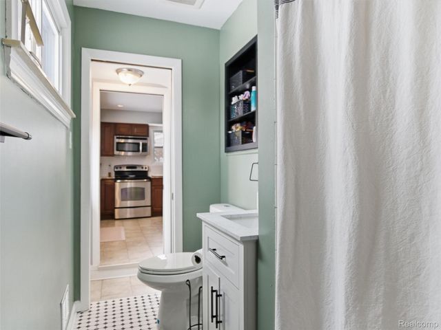 31907 Courtland Street, St. Clair Shores, MI 48082