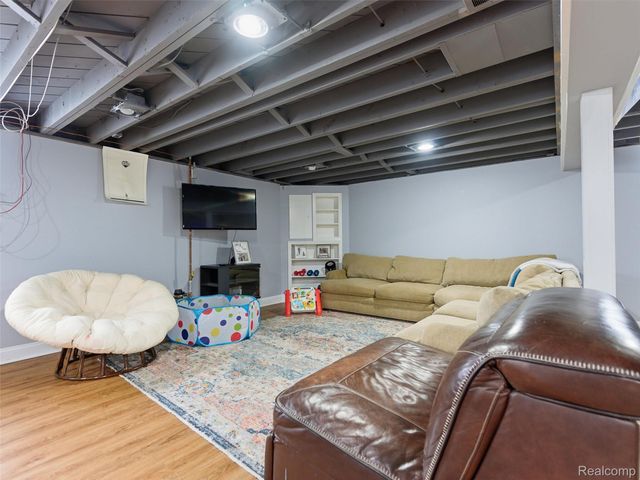 31907 Courtland Street, St. Clair Shores, MI 48082