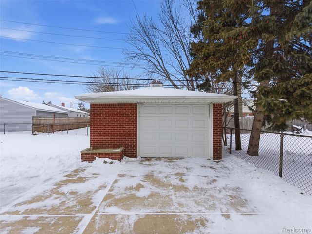 31907 Courtland Street, St. Clair Shores, MI 48082