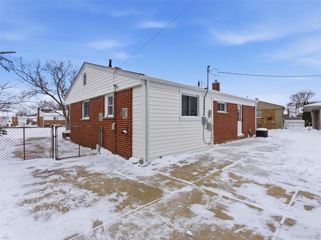 31907 Courtland Street, St. Clair Shores, MI 48082